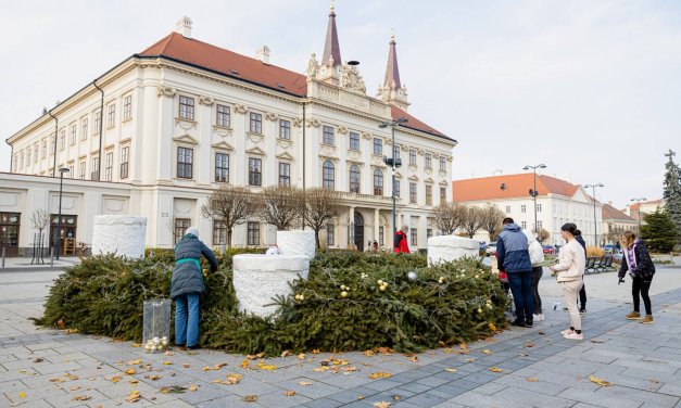 Megérkezett Szombathely adventi koszorúja a belvárosba